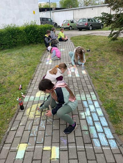 VIII Wiosenny Festyn Sportowy - konkurencja: malowanie redą po asfalcie