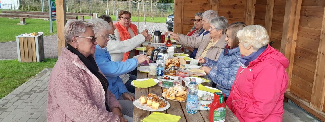 PIKNIK DLA SENIORÓW NA PRZYSTANI KAJAKOWEJ